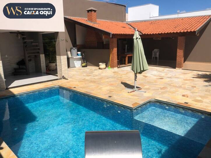 Casa à venda com 3 quartos, 295m² - Foto 1